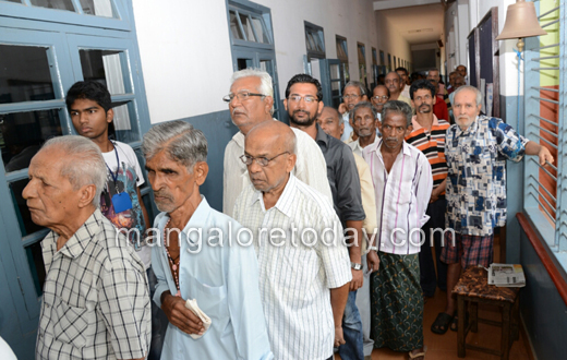 Lok Sabha polling underway in mangalore